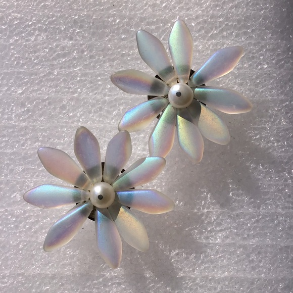 Susan Goodwin Daisy Earrings - Picture 4 of 5